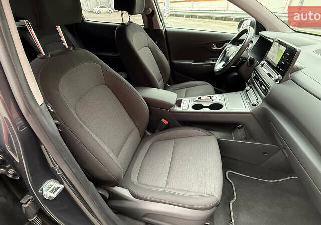 Серый Хендай Kona, объемом двигателя 0 л и пробегом 50 тыс. км за 18500 $, фото 57 на Automoto.ua