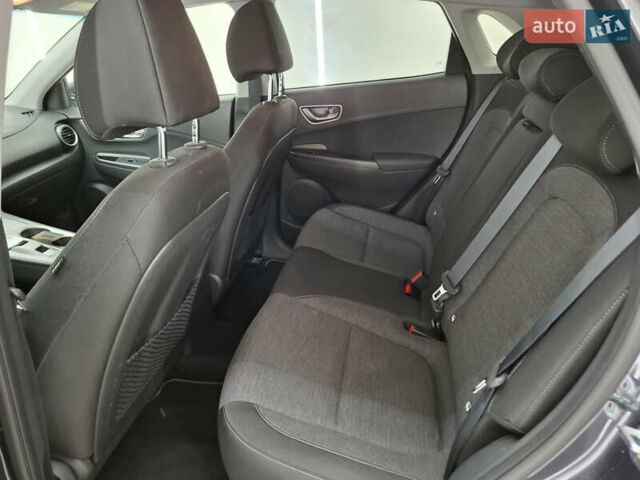 Серый Хендай Kona, объемом двигателя 0 л и пробегом 72 тыс. км за 16300 $, фото 4 на Automoto.ua