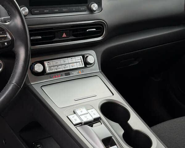 Серый Хендай Kona, объемом двигателя 0 л и пробегом 39 тыс. км за 16999 $, фото 17 на Automoto.ua