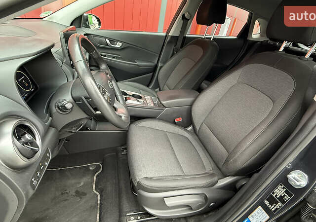 Серый Хендай Kona, объемом двигателя 0 л и пробегом 50 тыс. км за 18500 $, фото 20 на Automoto.ua