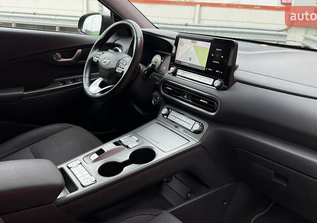 Серый Хендай Kona, объемом двигателя 0 л и пробегом 50 тыс. км за 18500 $, фото 60 на Automoto.ua