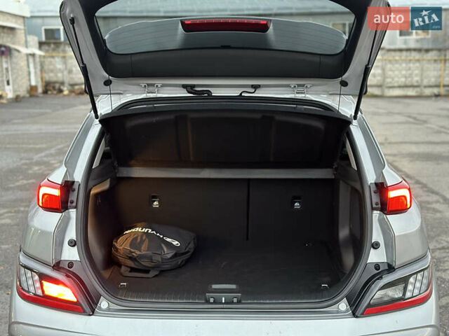 Сірий Хендай Kona, об'ємом двигуна 0 л та пробігом 57 тис. км за 17900 $, фото 29 на Automoto.ua