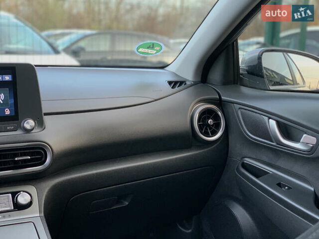 Серый Хендай Kona, объемом двигателя 0 л и пробегом 35 тыс. км за 17999 $, фото 64 на Automoto.ua