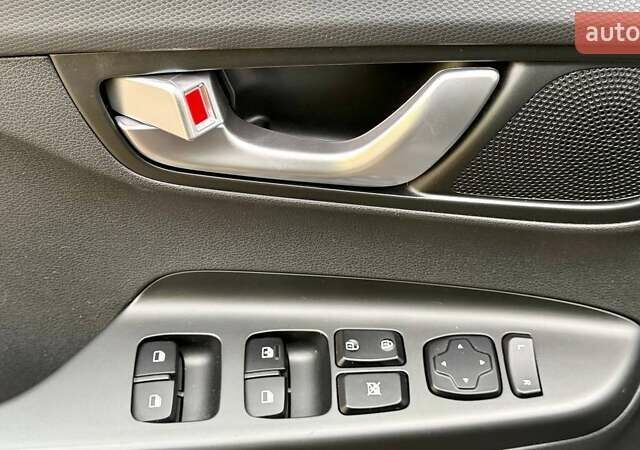 Серый Хендай Kona, объемом двигателя 0 л и пробегом 97 тыс. км за 18700 $, фото 20 на Automoto.ua