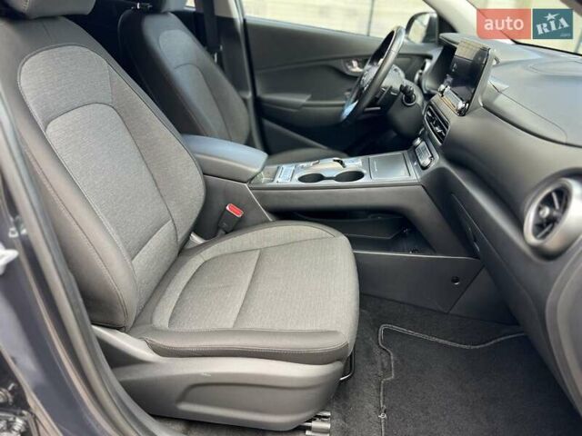 Сірий Хендай Kona, об'ємом двигуна 0 л та пробігом 93 тис. км за 16450 $, фото 17 на Automoto.ua