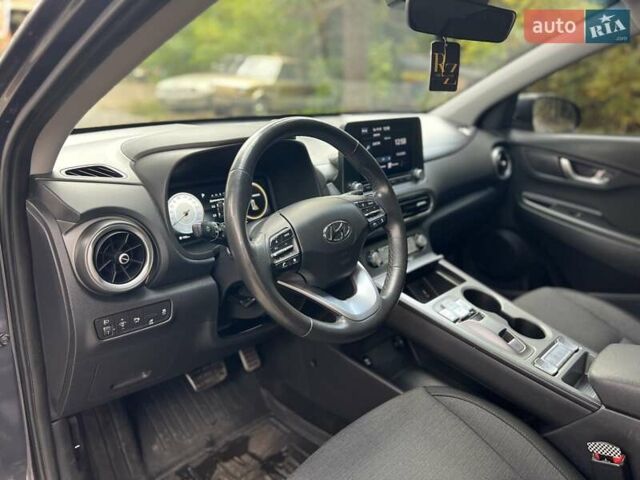 Серый Хендай Kona, объемом двигателя 0 л и пробегом 58 тыс. км за 16950 $, фото 20 на Automoto.ua
