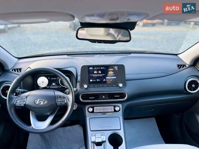 Серый Хендай Kona, объемом двигателя 0 л и пробегом 34 тыс. км за 20999 $, фото 2 на Automoto.ua