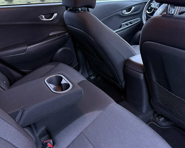 Серый Хендай Kona, объемом двигателя 0 л и пробегом 97 тыс. км за 16600 $, фото 28 на Automoto.ua