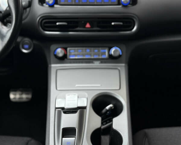 Серый Хендай Kona, объемом двигателя 0 л и пробегом 53 тыс. км за 17400 $, фото 15 на Automoto.ua