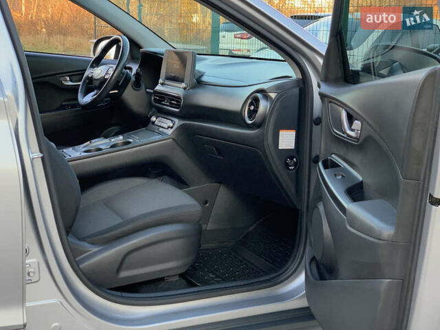 Серый Хендай Kona, объемом двигателя 0 л и пробегом 35 тыс. км за 17999 $, фото 37 на Automoto.ua