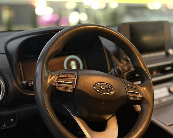 Серый Хендай Kona, объемом двигателя 0 л и пробегом 118 тыс. км за 18999 $, фото 4 на Automoto.ua