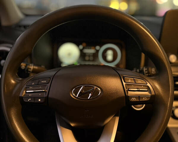 Серый Хендай Kona, объемом двигателя 0 л и пробегом 118 тыс. км за 18999 $, фото 12 на Automoto.ua