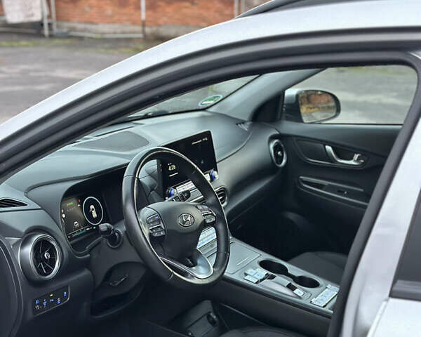 Сірий Хендай Kona, об'ємом двигуна 0 л та пробігом 57 тис. км за 17900 $, фото 15 на Automoto.ua