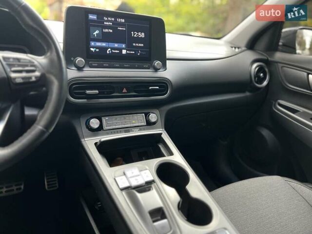 Серый Хендай Kona, объемом двигателя 0 л и пробегом 58 тыс. км за 16950 $, фото 17 на Automoto.ua