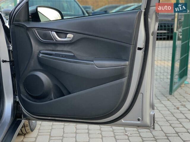 Серый Хендай Kona, объемом двигателя 0 л и пробегом 35 тыс. км за 17999 $, фото 35 на Automoto.ua