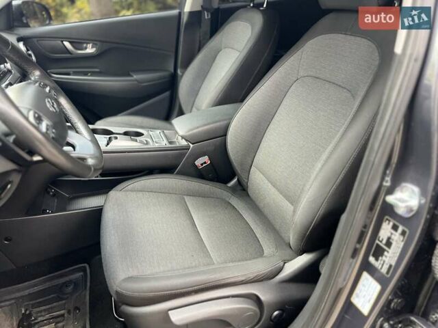 Серый Хендай Kona, объемом двигателя 0 л и пробегом 58 тыс. км за 16950 $, фото 13 на Automoto.ua