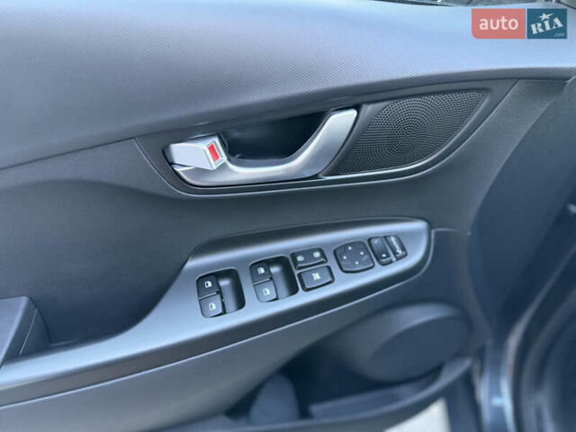 Серый Хендай Kona, объемом двигателя 0 л и пробегом 43 тыс. км за 16900 $, фото 28 на Automoto.ua