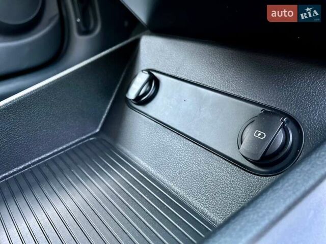 Серый Хендай Kona, объемом двигателя 0 л и пробегом 34 тыс. км за 20999 $, фото 18 на Automoto.ua