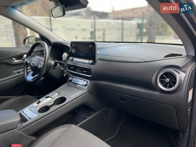 Сірий Хендай Kona, об'ємом двигуна 0 л та пробігом 93 тис. км за 16450 $, фото 13 на Automoto.ua