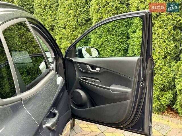 Серый Хендай Kona, объемом двигателя 0 л и пробегом 52 тыс. км за 17200 $, фото 26 на Automoto.ua