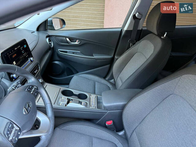 Серый Хендай Kona, объемом двигателя 0 л и пробегом 79 тыс. км за 18400 $, фото 24 на Automoto.ua