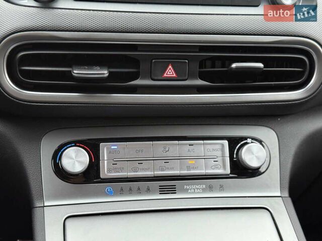 Сірий Хендай Kona, об'ємом двигуна 0 л та пробігом 59 тис. км за 16900 $, фото 26 на Automoto.ua