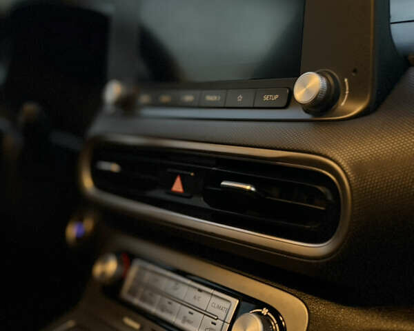 Серый Хендай Kona, объемом двигателя 0 л и пробегом 118 тыс. км за 18999 $, фото 11 на Automoto.ua