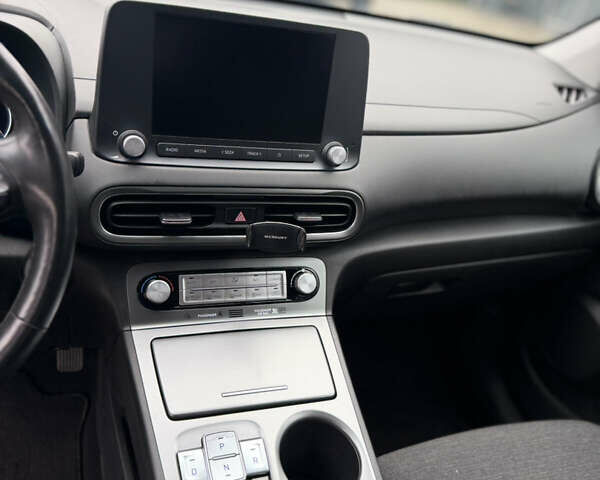 Сірий Хендай Kona, об'ємом двигуна 0 л та пробігом 91 тис. км за 18999 $, фото 6 на Automoto.ua