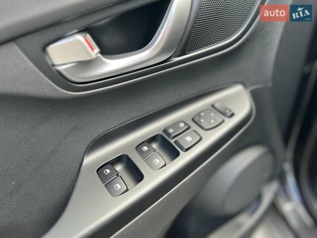 Сірий Хендай Kona, об'ємом двигуна 0 л та пробігом 93 тис. км за 16450 $, фото 21 на Automoto.ua