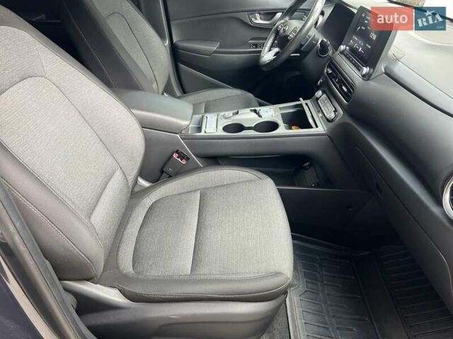 Серый Хендай Kona, объемом двигателя 0 л и пробегом 58 тыс. км за 16950 $, фото 13 на Automoto.ua