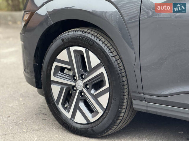 Сірий Хендай Kona, об'ємом двигуна 0 л та пробігом 59 тис. км за 16900 $, фото 16 на Automoto.ua