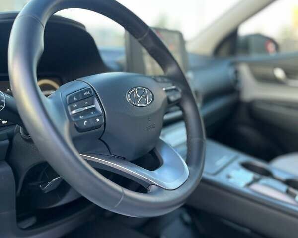 Серый Хендай Kona, объемом двигателя 0 л и пробегом 34 тыс. км за 20999 $, фото 5 на Automoto.ua