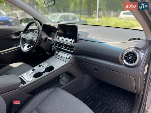 Серый Хендай Kona, объемом двигателя 0 л и пробегом 86 тыс. км за 16650 $, фото 12 на Automoto.ua