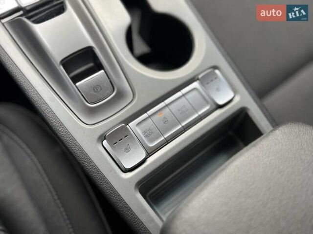 Серый Хендай Kona, объемом двигателя 0 л и пробегом 58 тыс. км за 16950 $, фото 23 на Automoto.ua