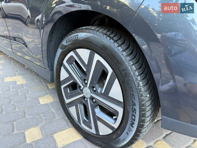 Серый Хендай Kona, объемом двигателя 0 л и пробегом 79 тыс. км за 18400 $, фото 8 на Automoto.ua