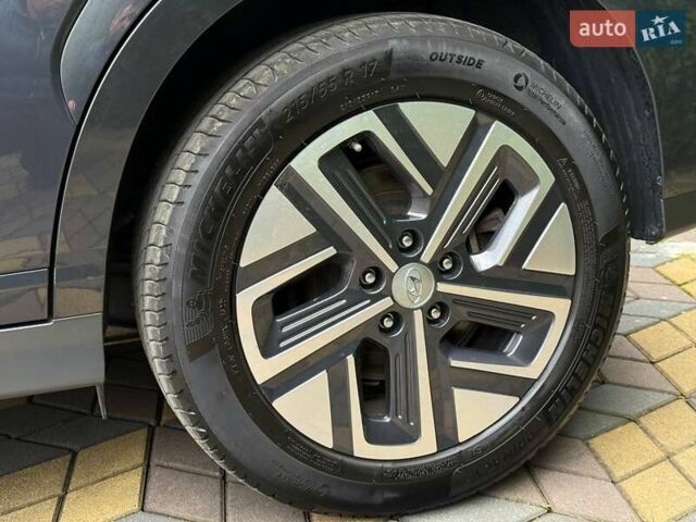 Серый Хендай Kona, объемом двигателя 0 л и пробегом 52 тыс. км за 17200 $, фото 5 на Automoto.ua