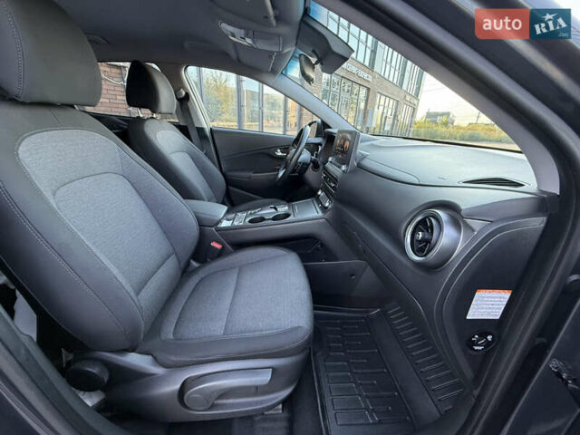 Серый Хендай Kona, объемом двигателя 0 л и пробегом 43 тыс. км за 16900 $, фото 26 на Automoto.ua