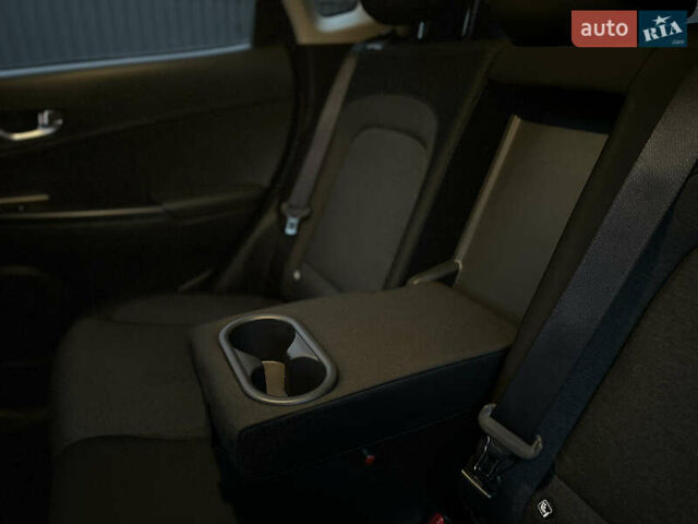 Сірий Хендай Kona, об'ємом двигуна 0 л та пробігом 57 тис. км за 17700 $, фото 19 на Automoto.ua