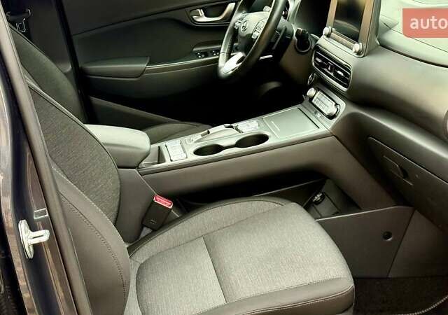 Серый Хендай Kona, объемом двигателя 0 л и пробегом 97 тыс. км за 18700 $, фото 35 на Automoto.ua