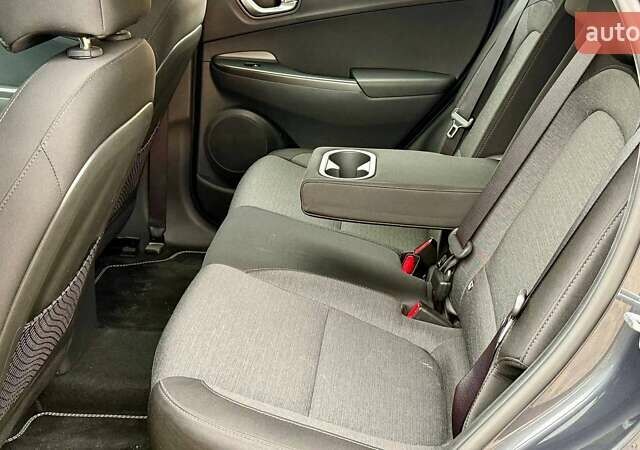 Серый Хендай Kona, объемом двигателя 0 л и пробегом 97 тыс. км за 18700 $, фото 31 на Automoto.ua