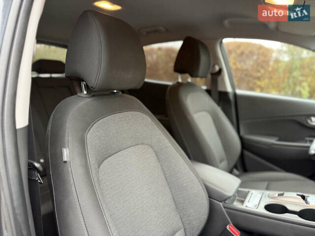 Сірий Хендай Kona, об'ємом двигуна 0 л та пробігом 59 тис. км за 16900 $, фото 33 на Automoto.ua