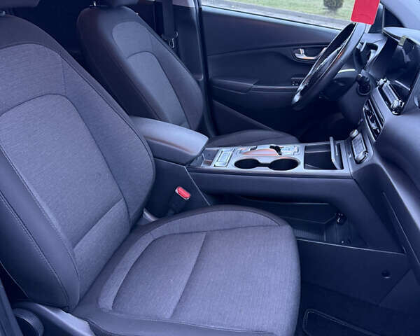 Серый Хендай Kona, объемом двигателя 0 л и пробегом 97 тыс. км за 16600 $, фото 29 на Automoto.ua