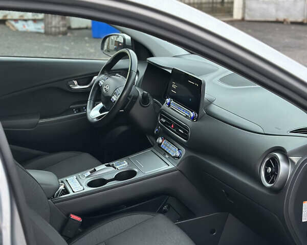 Сірий Хендай Kona, об'ємом двигуна 0 л та пробігом 57 тис. км за 17900 $, фото 25 на Automoto.ua