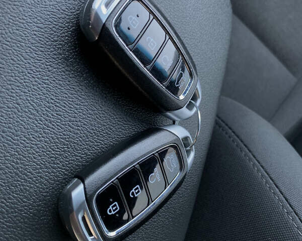 Серый Хендай Kona, объемом двигателя 0 л и пробегом 35 тыс. км за 17999 $, фото 67 на Automoto.ua