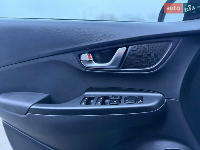 Серый Хендай Kona, объемом двигателя 0 л и пробегом 97 тыс. км за 16600 $, фото 25 на Automoto.ua