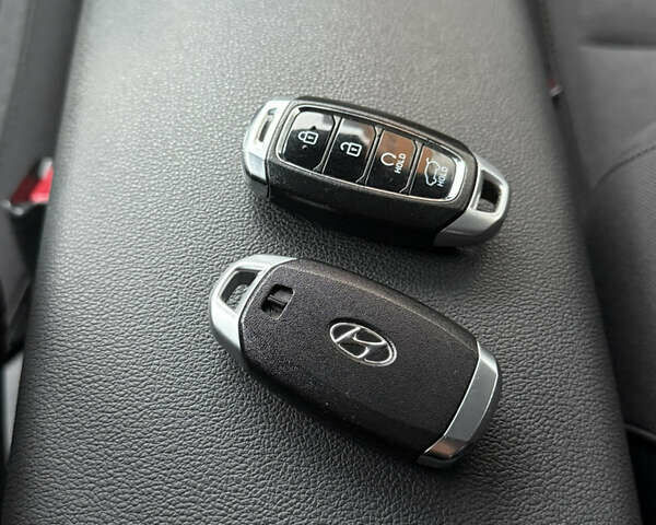 Серый Хендай Kona, объемом двигателя 0 л и пробегом 53 тыс. км за 17400 $, фото 18 на Automoto.ua