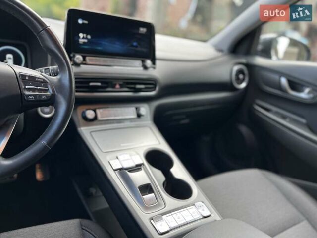 Сірий Хендай Kona, об'ємом двигуна 0 л та пробігом 93 тис. км за 16450 $, фото 20 на Automoto.ua