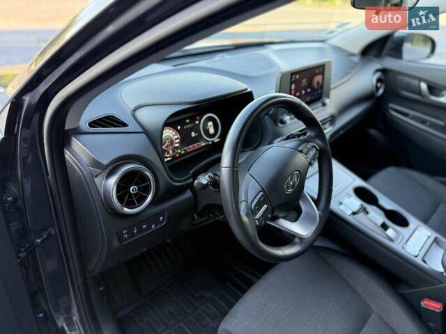 Серый Хендай Kona, объемом двигателя 0 л и пробегом 43 тыс. км за 16900 $, фото 23 на Automoto.ua