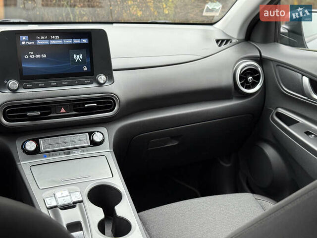 Сірий Хендай Kona, об'ємом двигуна 0 л та пробігом 59 тис. км за 16900 $, фото 30 на Automoto.ua