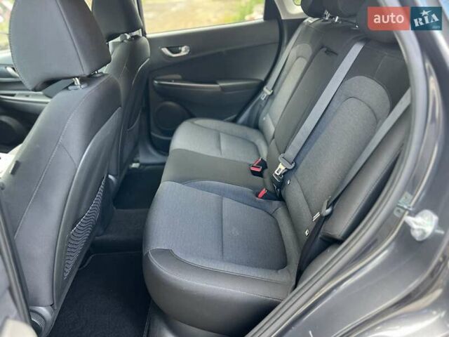 Сірий Хендай Kona, об'ємом двигуна 0 л та пробігом 93 тис. км за 16450 $, фото 19 на Automoto.ua